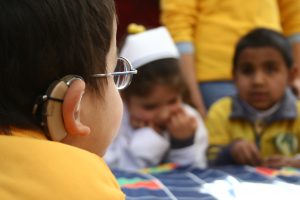 Niño sordo en clases