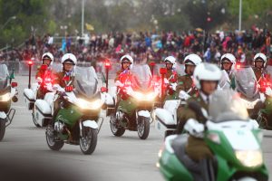 Carabineros en motocicletas en parada