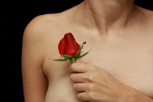 Mujer con una rosa