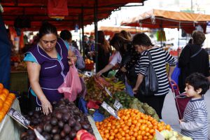 Gente compra en feria