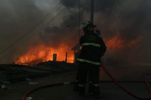 Bombero apaga incendio