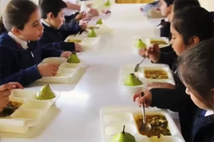 Niños comiendo