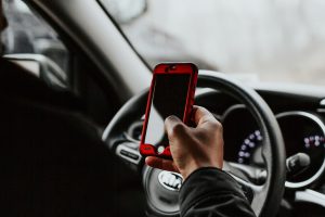 Persona conduciendo con celular