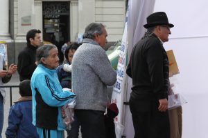 Adultos mayores haciendo fila