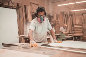 Trabajador cortando madera