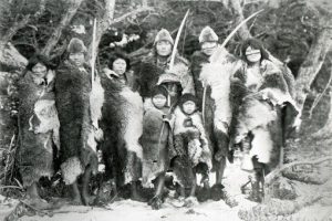 Foto de archivo de un grupo de Selk´nam