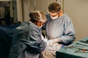 Cirujanos operan a un paciente