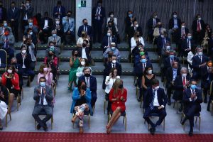 Parlamentarios en la ceremonia
