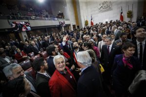 Presidente Boric junto a diputados y otros asistentes