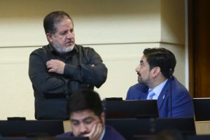 Dip. Roberto Arroyo, de pie