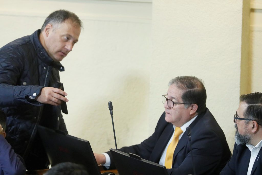 Dip. Roberto Arroyo, sentado, propone la entrega de tiras de glicemia