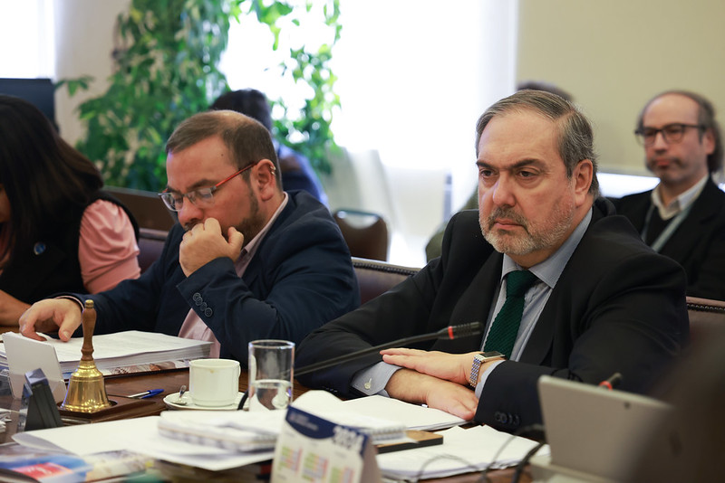 Dip. Carlos Bianchi, presidente de la Comisión de Hacienda, en primer plano