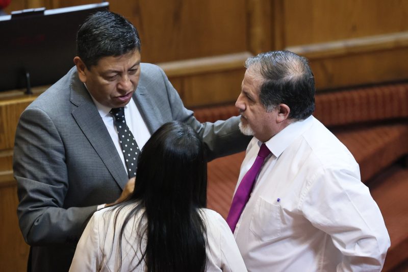Dip. Roberto Arroyo, de camisa blanca