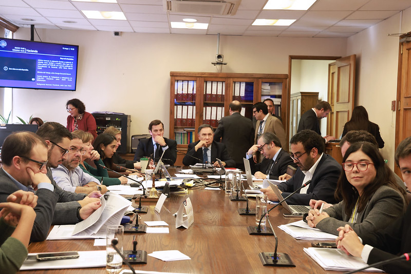 Hacienda debate proyecto de ingreso mínimo mensual