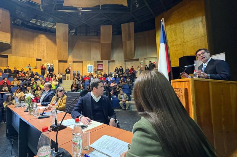 Alcalde de San carlos expone sobre problemas de salud en Ñuble