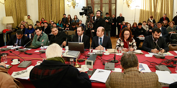 Ante la instancia, el contralor Jorge Bermúdez entregó resultados de las diversas fiscalizaciones realizadas, al tiempo que sugirió vías para solucionar la problemática. Por su parte, el Consejo de Defensa del Estado anunció acciones civiles y penales, particularmente, por millonarios montos fiscales no rendidos.