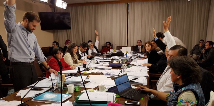 La sesión de ayer dio término a una votación del articulado y de las indicaciones presentadas que fuera iniciada semanas atrás. El proyecto de ley deberá ser discutido ahora en la Comisión de Hacienda, antes de pasar a la Sala de la Cámara de Diputados.