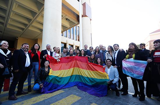 Por primera vez en la sede legislativa y en el marco del Día Internacional contra la Homofobia y la Trasfobia, que marca la fecha en que la Asamblea General de la Organización Mundial de la Salud (OMS) eliminó la homosexualidad de la lista de enfermedades mentales, se llevó a cabo este acto histórico en la Corporación. 