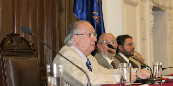 En el Hemiciclo del ex Congreso Nacional en Santiago, el Presidente de la Corporación, Francisco Encina, encabezó la ceremonia de lanzamiento del libro 